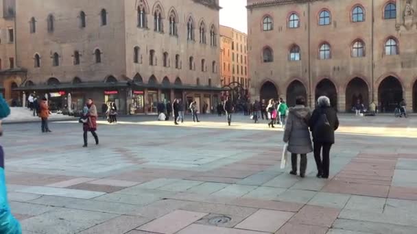 Pessoas caminhando na Piazza Maggiore — Vídeo de Stock