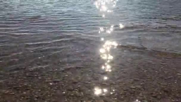 Kalme zee met reflecties van de zon — Stockvideo