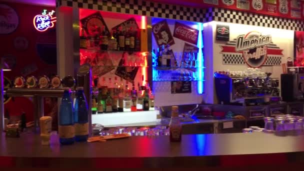 Folk har roligt inne i Amerika Graffiti bar — Stockvideo