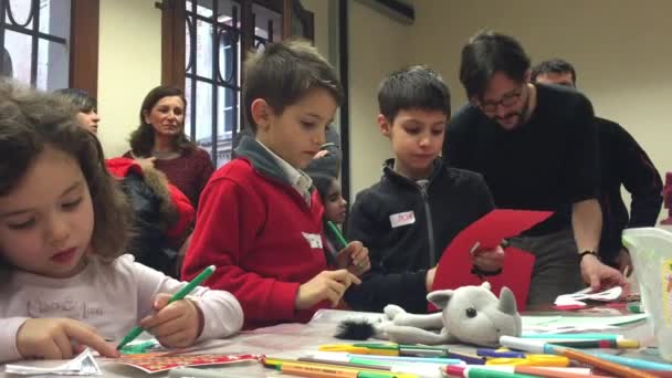 Bambini che giocano in Sala Borsa — Video Stock