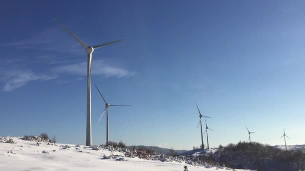 Větrné turbíny na sněhové zimní krajině — Stock video