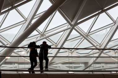 King's Cross tren istasyonu içinde insanlar