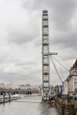 Bulutlu bir günde Londra manzarası