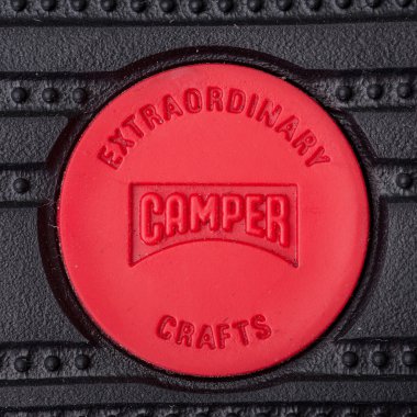 Camper ayakkabı sole logosuna