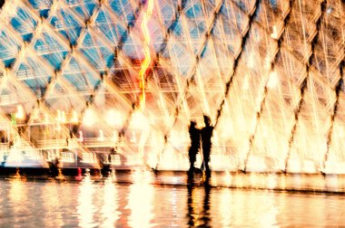 Louvre piramit önünde öpüşme Çift
