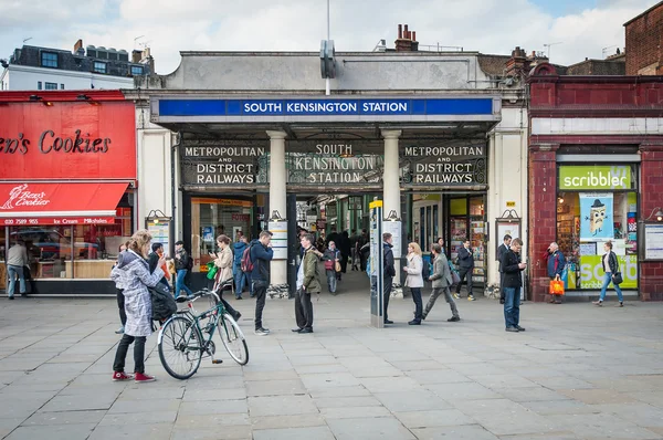 Gente frente a la estación de metro de South Kensington —  Fotos de Stock