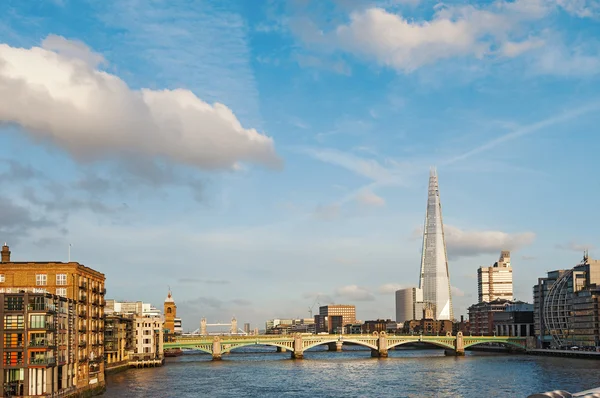 Thames Nehri güneşli gün — Stok fotoğraf