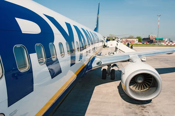 Passengers boarding Ryanair Jet airplane — Stock Photo, Image