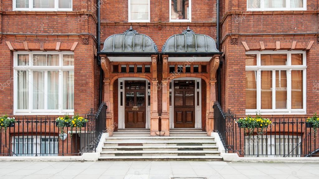 Chelsea elegant apartment building — Stock Photo © pio3 70296085