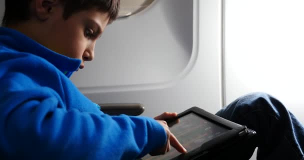 Дитина розслабляється за допомогою планшета — стокове відео