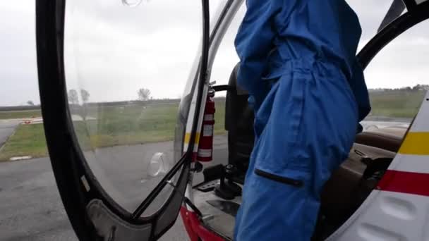 Woman pilot inside helicopter. — Stock Video