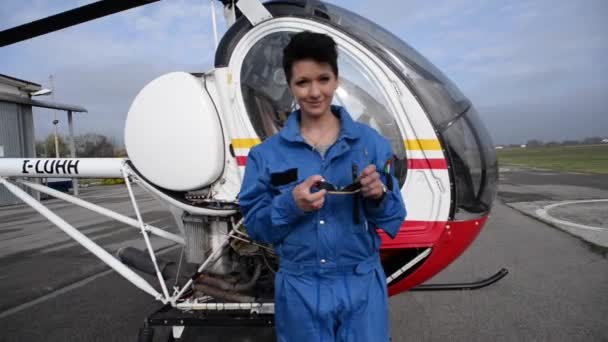 Женщина-пилот за вертолетом — стоковое видео