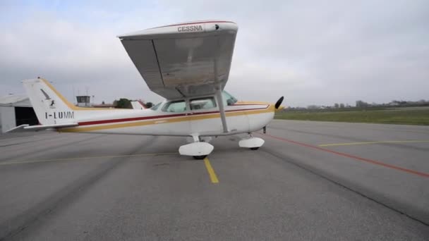 Avion Cessna stationné à l'aéroport — Video