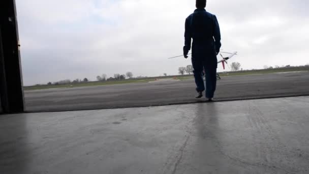 Fiatal nő pilóta séta — Stock videók
