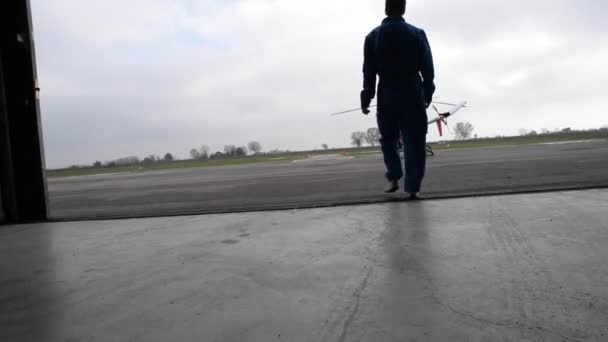 Young woman pilot walking — Stock Video