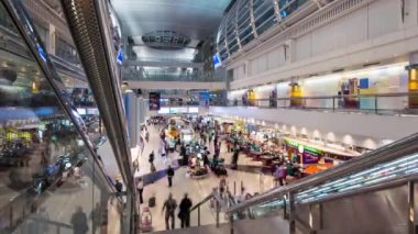 Havaalanı içinde insanlar.