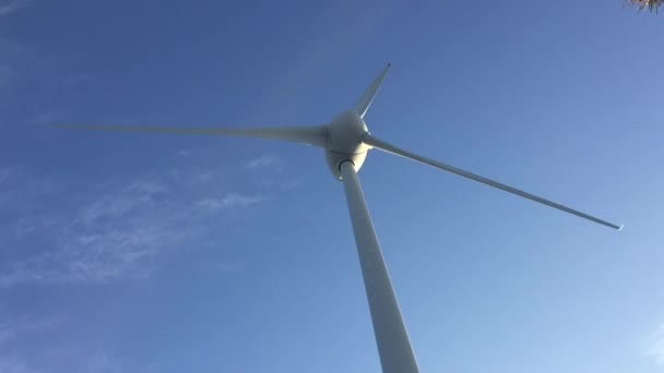 Turbina wiatrowa przeciwko ciemny niebieski niebo. — Wideo stockowe