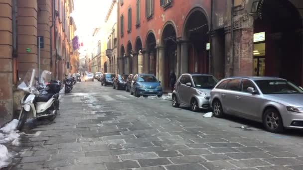Tráfico en calle Strada Maggiore . — Vídeos de Stock