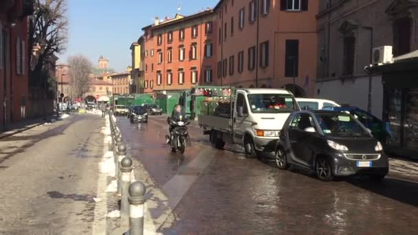 Traffic in Aldrovandi square — Stock Video