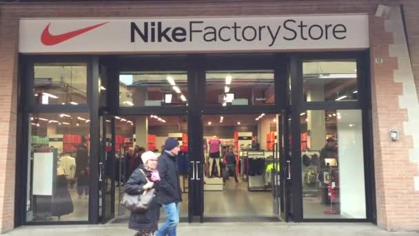 Nike dükkânın önünde yürüyen insanlar — Stok video