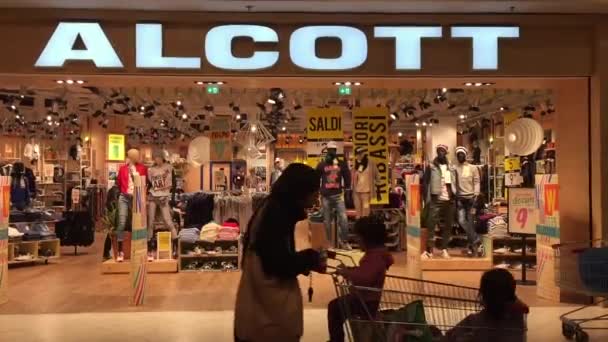 Gente caminando frente a la tienda Alcott — Vídeos de Stock