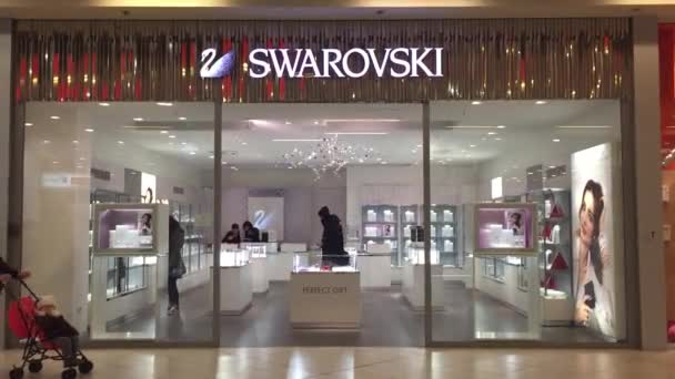 Les gens marchent devant le magasin Swarowski . — Video