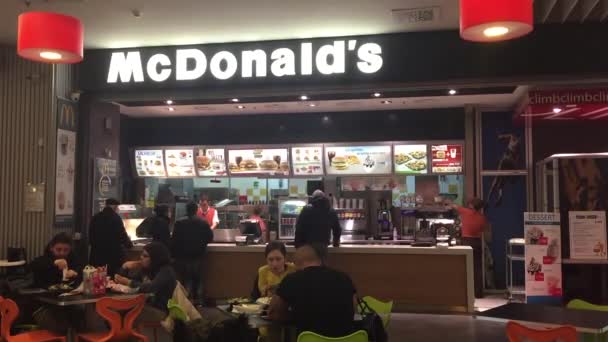 Gente caminando frente a McDonalds . — Vídeos de Stock