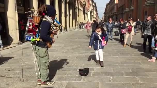 Street singer artist via Indipendenza — Stock Video