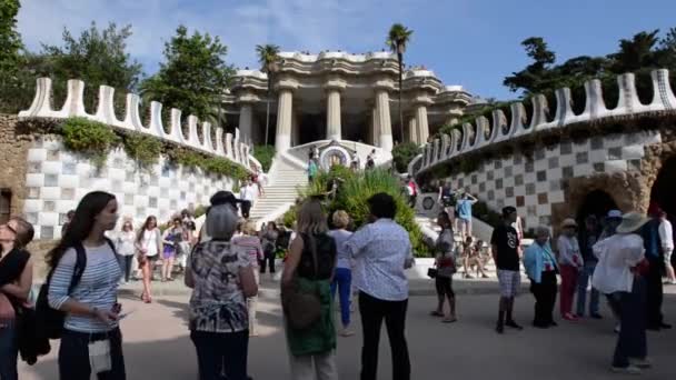 Turis mengunjungi Park Guell — Stok Video