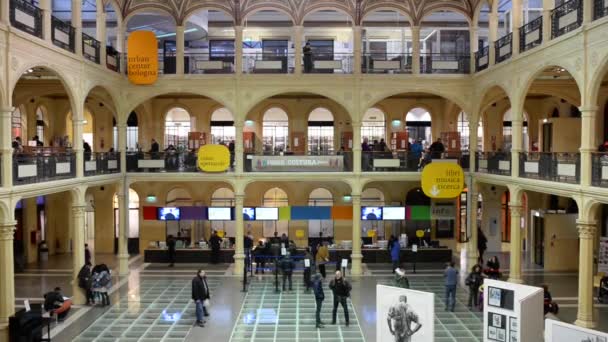 Gente caminando dentro de Sala Borsa — Vídeos de Stock