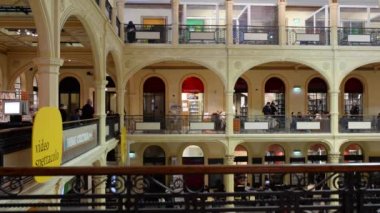 Sala Borsa içinde yürüyen insanlar