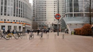 Canary Wharf istasyonu giren insanlar