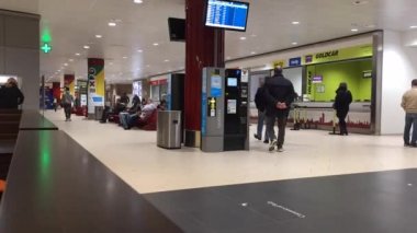 Bologna Havalimanı içinde yürüyen turist