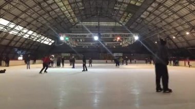 Buz pateni halka içinde eğleniyor insanlar