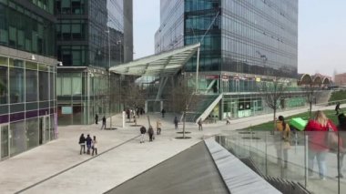 Yeni Belediye Binası önünde yürüyen insanlar