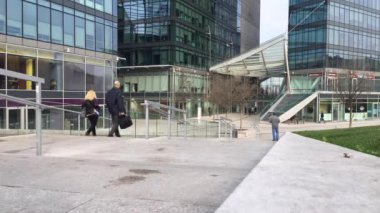 Yeni Belediye Binası önünde yürüyen insanlar