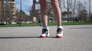 Nike ayakkabı giyen basketbol oynayan kadın