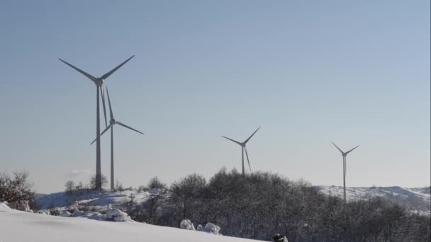 Turbinas eólicas contra o céu azul escuro . — Vídeo de Stock