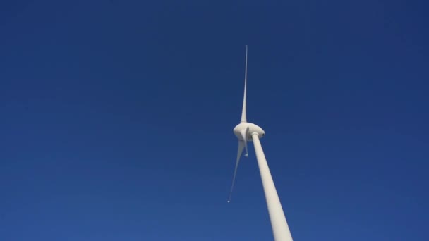 Éolienne contre ciel bleu foncé . — Video