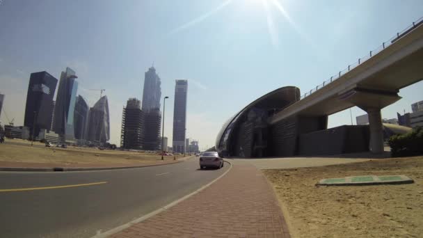 Tráfego em frente à estação de metrô de Dubai — Vídeo de Stock