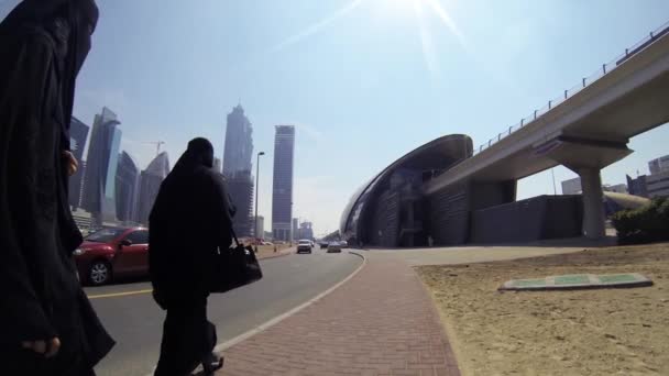 Mulheres andando na rua se aproximando da estação de metrô de Dubai — Vídeo de Stock