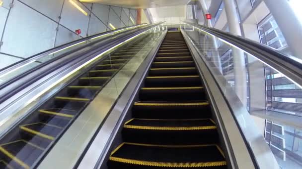 Ruchome schody wewnątrz stacji metra Dubai — Wideo stockowe