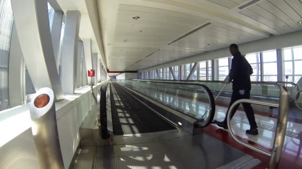 Impresa di pulizia man inside Dubai Metro station — Video Stock
