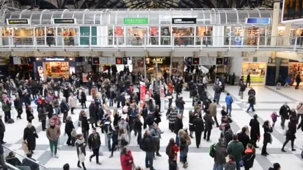 Navetteurs à l'intérieur de la gare de Liverpool Street — Video