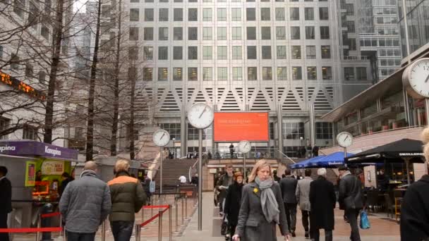 Människor som vandrar i Canary Wharf distrikt. — Stockvideo