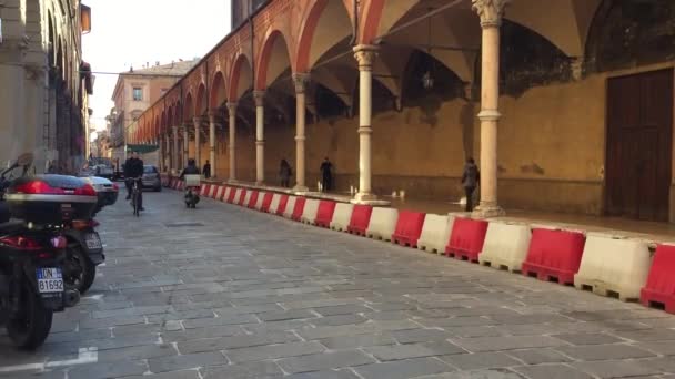 Tráfico en calle Strada Maggiore . — Vídeos de Stock