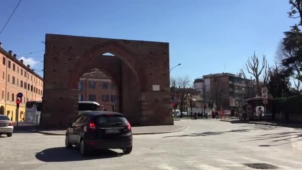 Traffic in front of Porta Mazzini street. — Stock Video