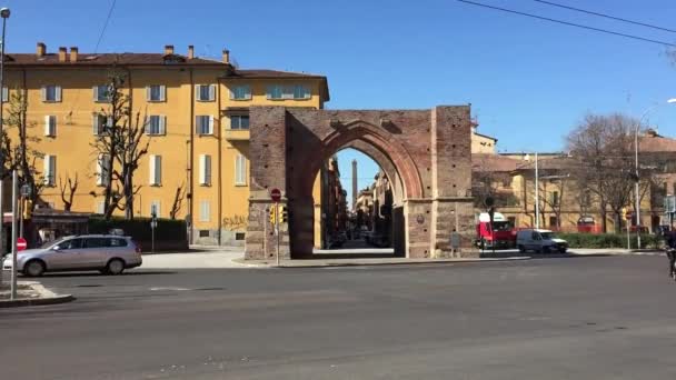 Tráfico frente a la calle Porta Mazzini . — Vídeos de Stock