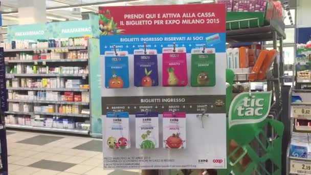 Entradas Milan Expo vendidas en un supermercado . — Vídeos de Stock