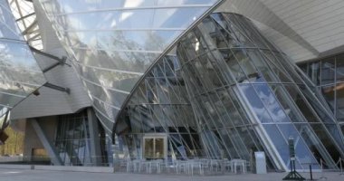 Louis Vuitton bina Foundation